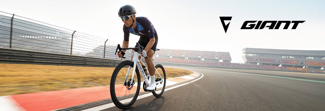 Sportlicher Rennradfahrer auf einem Giant Bike auf einer Rennstrecke