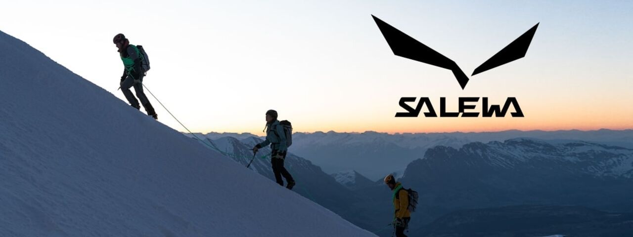 Frühmorgendlicher Aufstieg in der Bergwelt: Drei Kletternde mit SALEWA-Equipment unterwegs in eisiger Höhenluft – funktional, sicher, stilvoll.