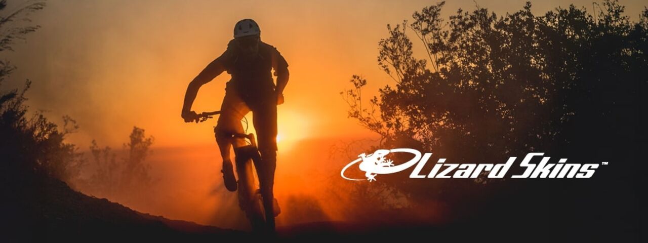 Mountainbiker mit Lizard Skins Zubehör bei Sonnenuntergang auf dem Trail – Grip und Kontrolle bei jeder Abfahrt.