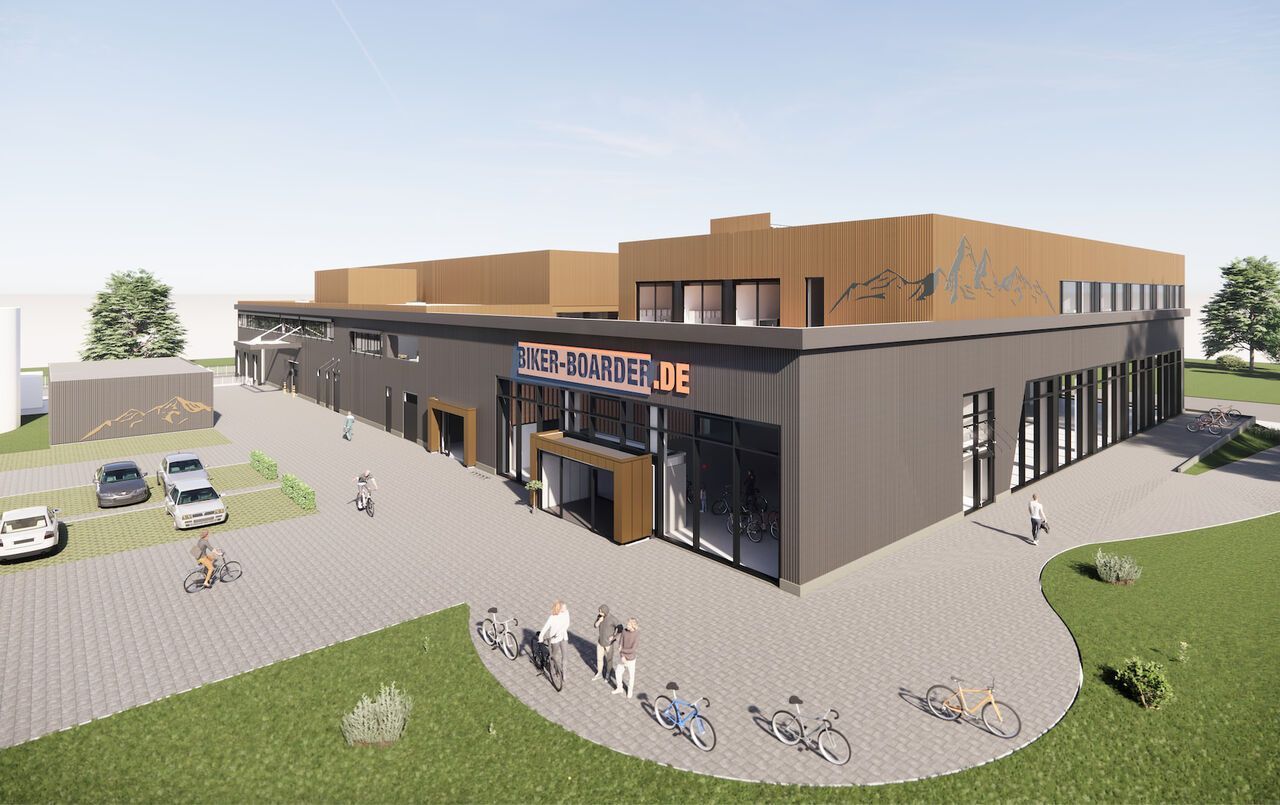 Moderne Firmenzentrale von Biker-Boarder.de mit Mountain-Design an der Fassade, Fahrradstellplätzen und Besuchern auf dem Vorplatz.