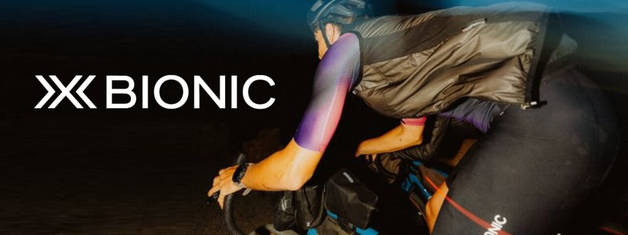 Radsportler in X-BIONIC-Funktionskleidung bei nächtlicher Ausfahrt – aerodynamisch, leistungsstark und technologiegetrieben.