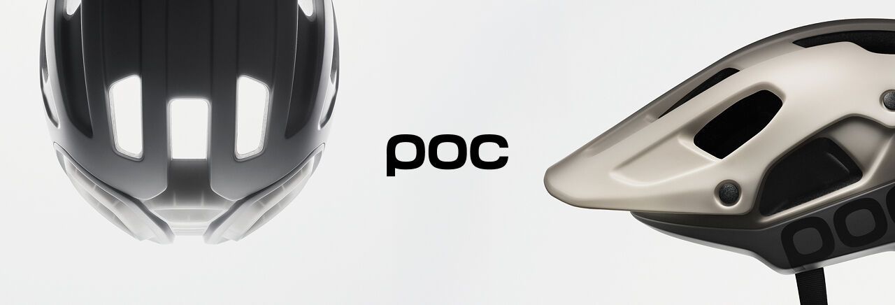 Zwei moderne Fahrradhelme der Marke POC vor hellem Hintergrund – links eine Draufsicht eines schlanken Rennradhelms, rechts ein seitlicher Blick auf einen robusteren Trail-/MTB-Helm.