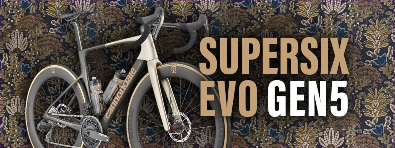 Das Cannondale SuperSix EVO Gen 5 in einer edlen Lackierung vor einem dekorativen, floralen Hintergrund. Das aerodynamische Rennrad mit Scheibenbremsen und tiefen Carbon-Laufrädern steht im Fokus, daneben die groß gesetzte Schrift „SUPERSIX EVO GEN5“, die die neue Generation des Performance-Racebikes hervorhebt.