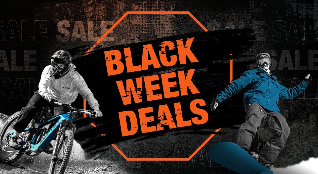Schwarz-weiß-Aufnahme eines Mountainbikers in Aktion auf einem Waldweg. Im Vordergrund steht auf einem schwarzen Pinselstrich in großen, orangefarbenen Buchstaben „BLACK WEEK DEALS“. Dahinter sind orangefarbene Linien und mehrfach der halbtransparente Schriftzug „SALE“ zu sehen. Das Bild vermittelt eine dynamische, sportliche Atmosphäre und bewirbt eine Rabattaktion zur Black Week.