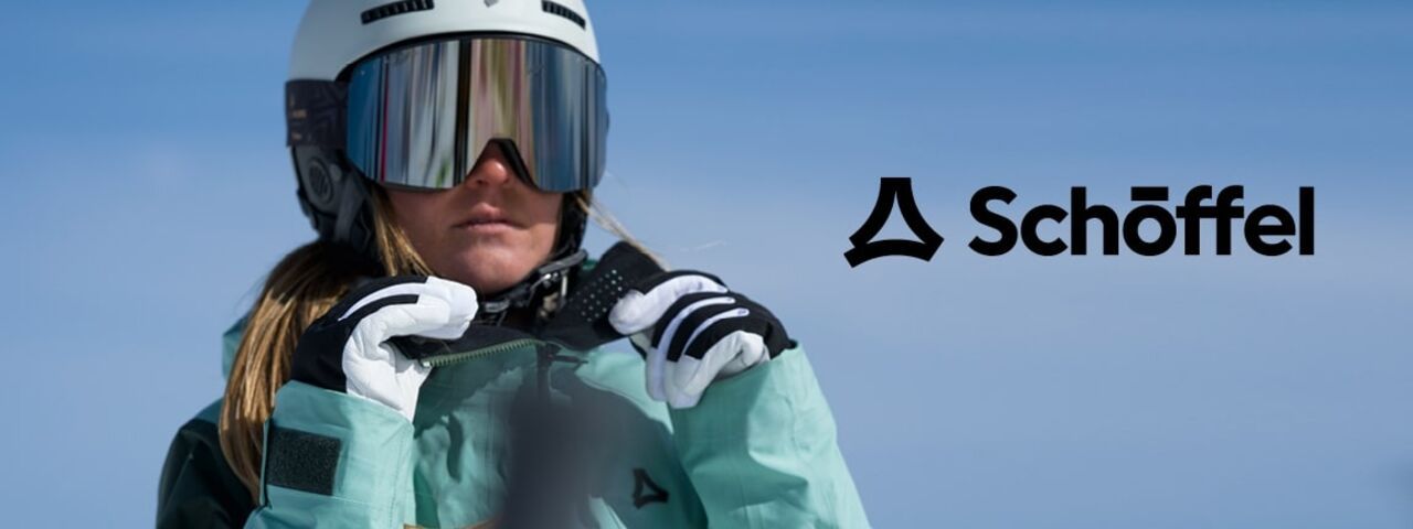 Frau mit reflektierender Skibrille und technischer Outdoorjacke von Schöffel – perfekte Kombination aus Design und Funktion auf der Piste.