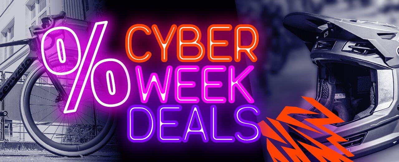 Banner mit Rennrad, Fullface-Helm und leuchtender Aufschrift ‚Cyber Week Deals‘ – Rabatte auf Bike- und Ski-Ausrüstung.