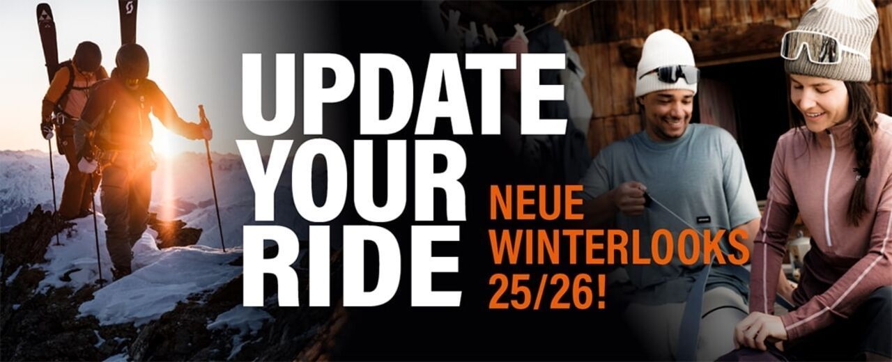 Zwei Skitourengeher steigen im Gegenlicht auf einen verschneiten Berg, während rechts zwei Wintersportler neue Outfits für die Saison 25/26 testen – jetzt Winterlooks updaten!