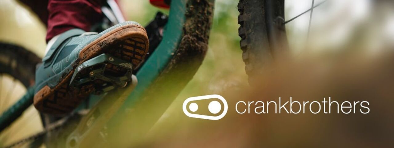 Mountainbike-Schuh auf Crankbrothers Flat-Pedal im Einsatz – robuste Trail-Performance für anspruchsvolle Fahrten im Gelände.
