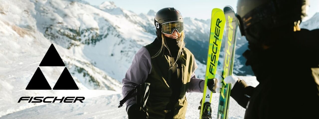 Zwei Skifahrer mit Fischer-Ski im verschneiten Hochgebirge – hochwertige Wintersportausrüstung für maximale Performance auf der Piste.