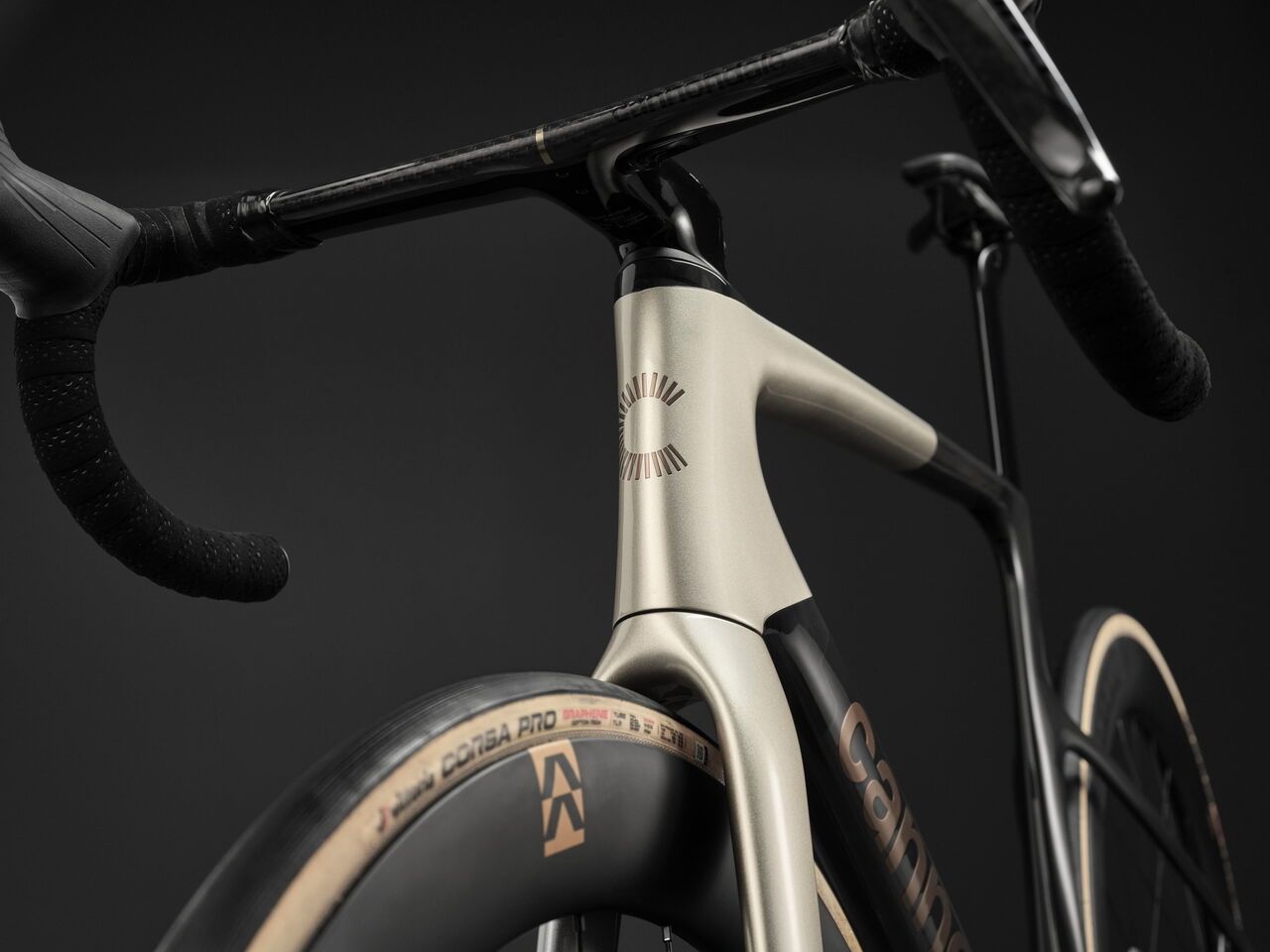 Detailaufnahme des neuen Cannondale SuperSix Evo Gen 5 Rennrads mit Carbon-Rahmen, integriertem Cockpit und Aero-Gabel – High-Performance Road Bike mit sportlichem Design.