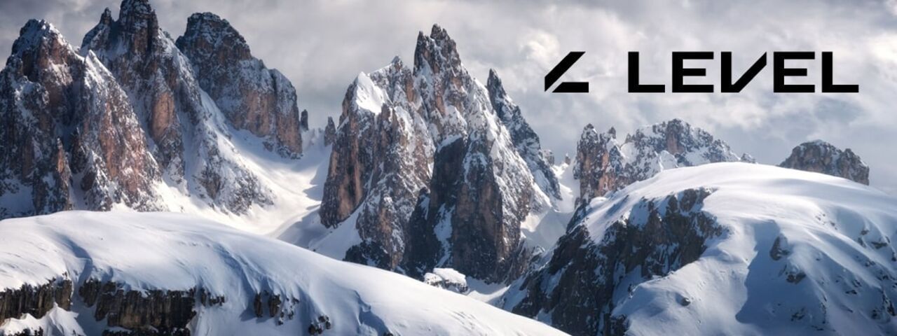 Majestätische, schneebedeckte Berggipfel unter dramatischem Himmel – perfektes Terrain für Wintersport mit LEVEL-Ausrüstung.