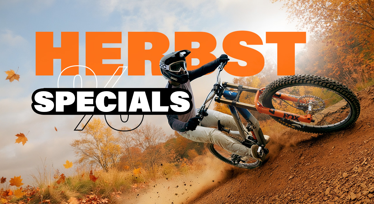 Herbst-Specials Werbebanner: Ein Mountainbiker fährt durch eine herbstliche Kurve.