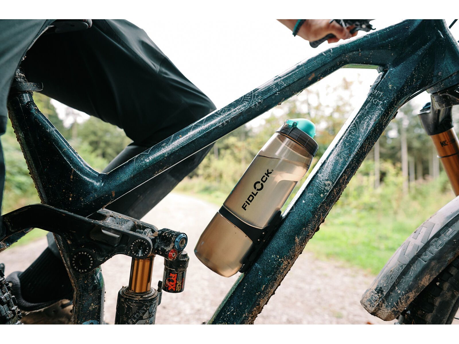 Fidlock Twist Bottle 800 Antibacterial + Bike Base, transparent black/light green - Bild 9