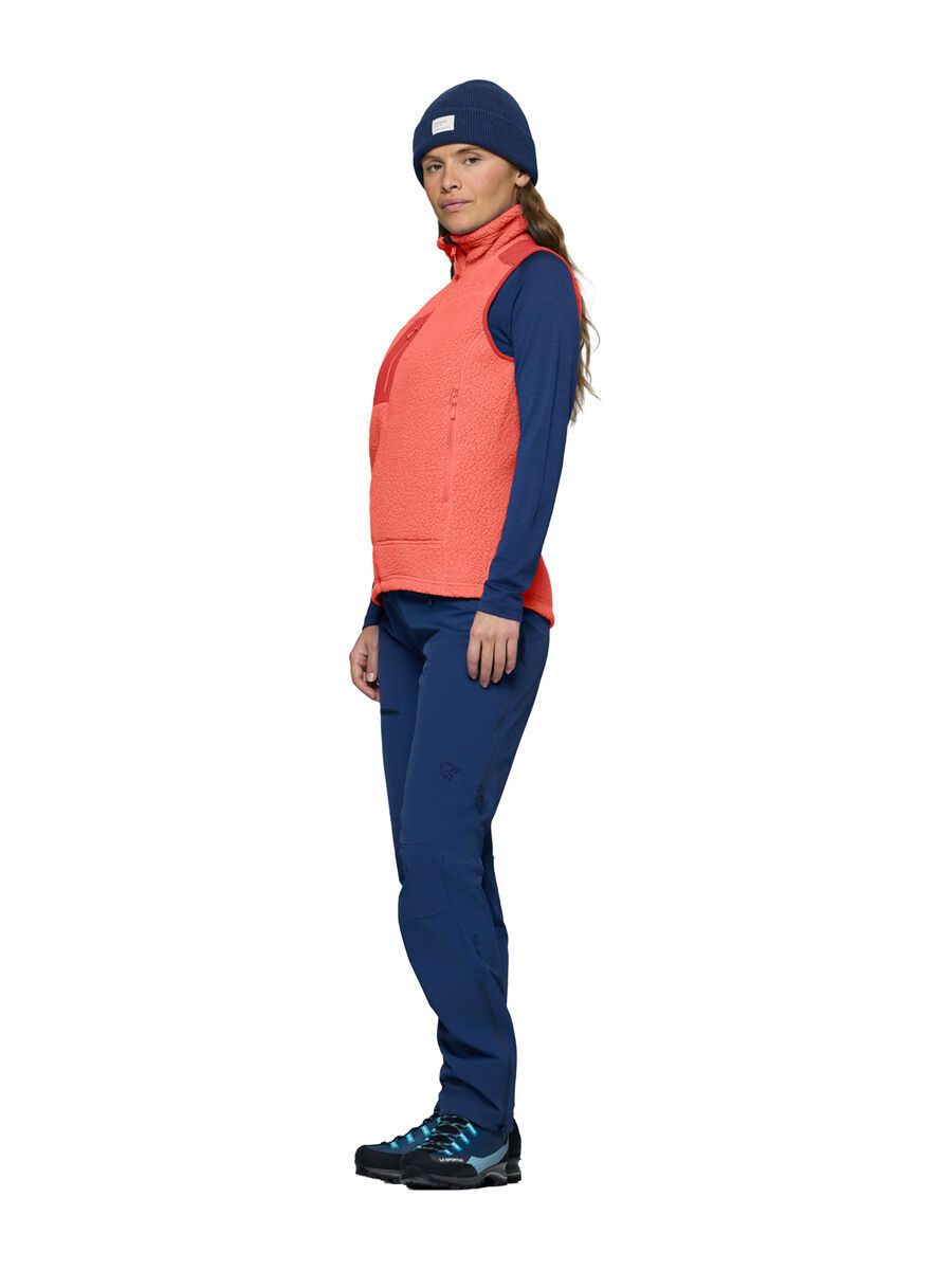 Norrona trollveggen warm3 Vest W's, deep sea coral/baked apple - Bild 6