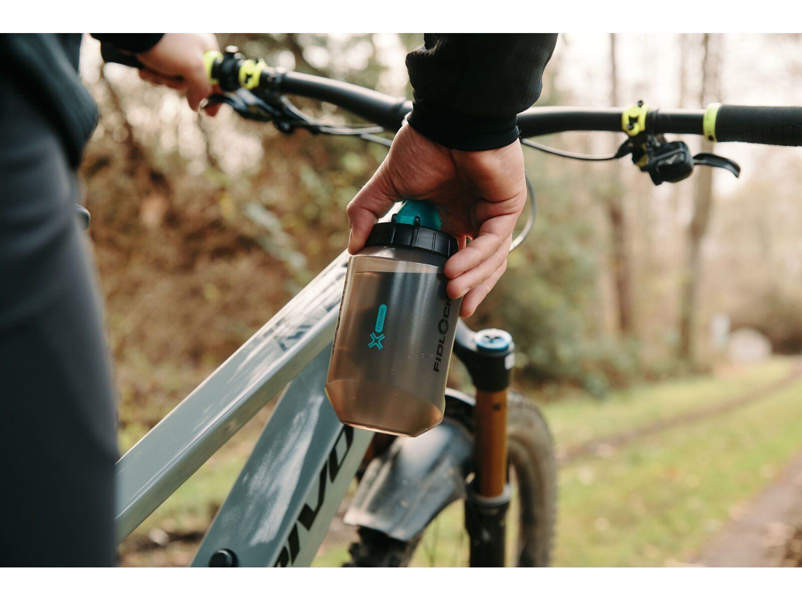 Fidlock Twist Bottle 550 Compact Antibacterial + Bike Base, transparent black/light green - Bild 5