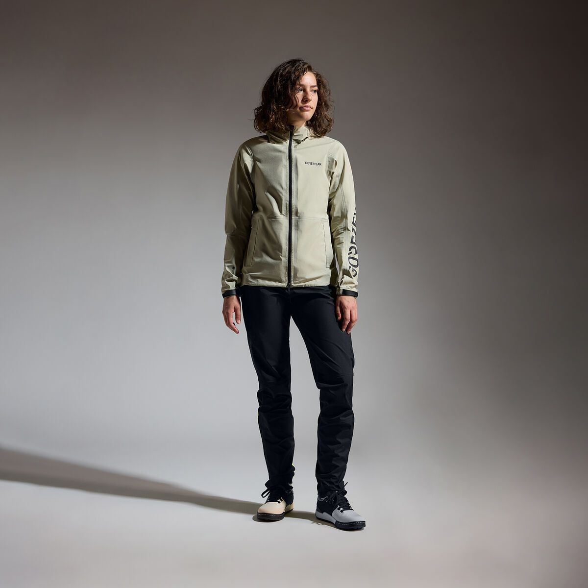 GOREWEAR Lupra 2.0 Gore-Tex Logo Kapuzenjacke Damen, tech beige/black - Bild 3