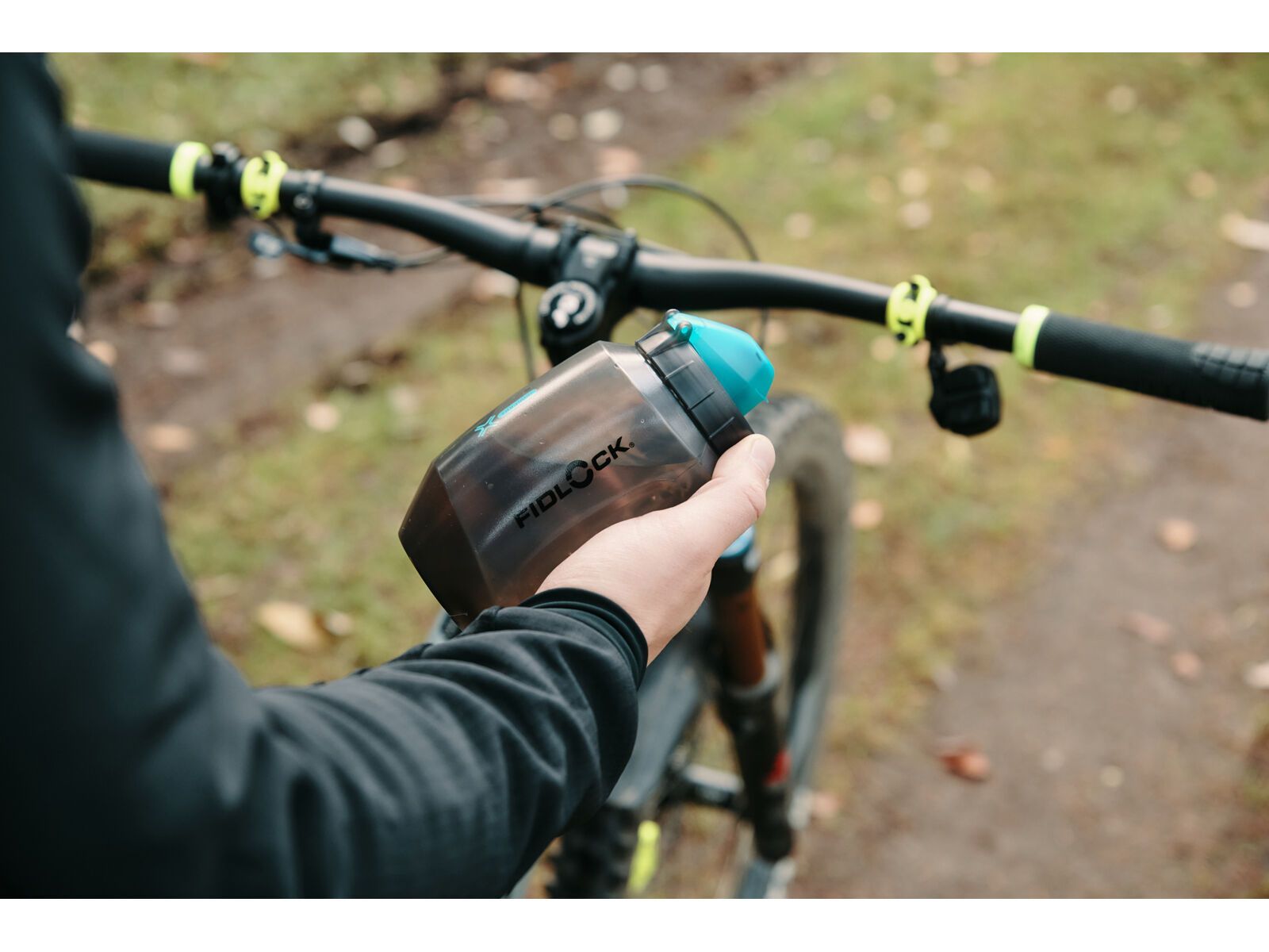 Fidlock Twist Bottle 550 Compact Antibacterial + Bike Base, transparent black/light green - Bild 7