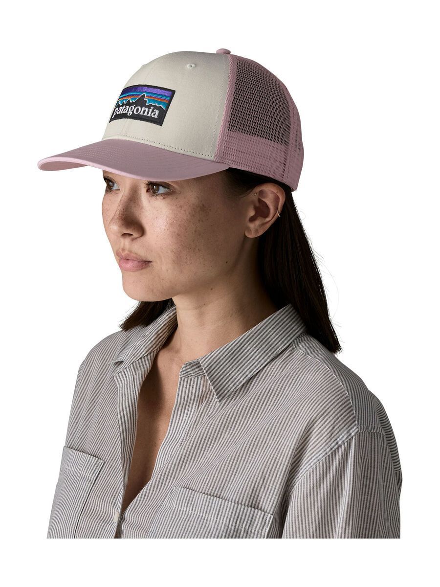 Patagonia P-6 Logo Trucker Hat, white w/quiet violet - Bild 2