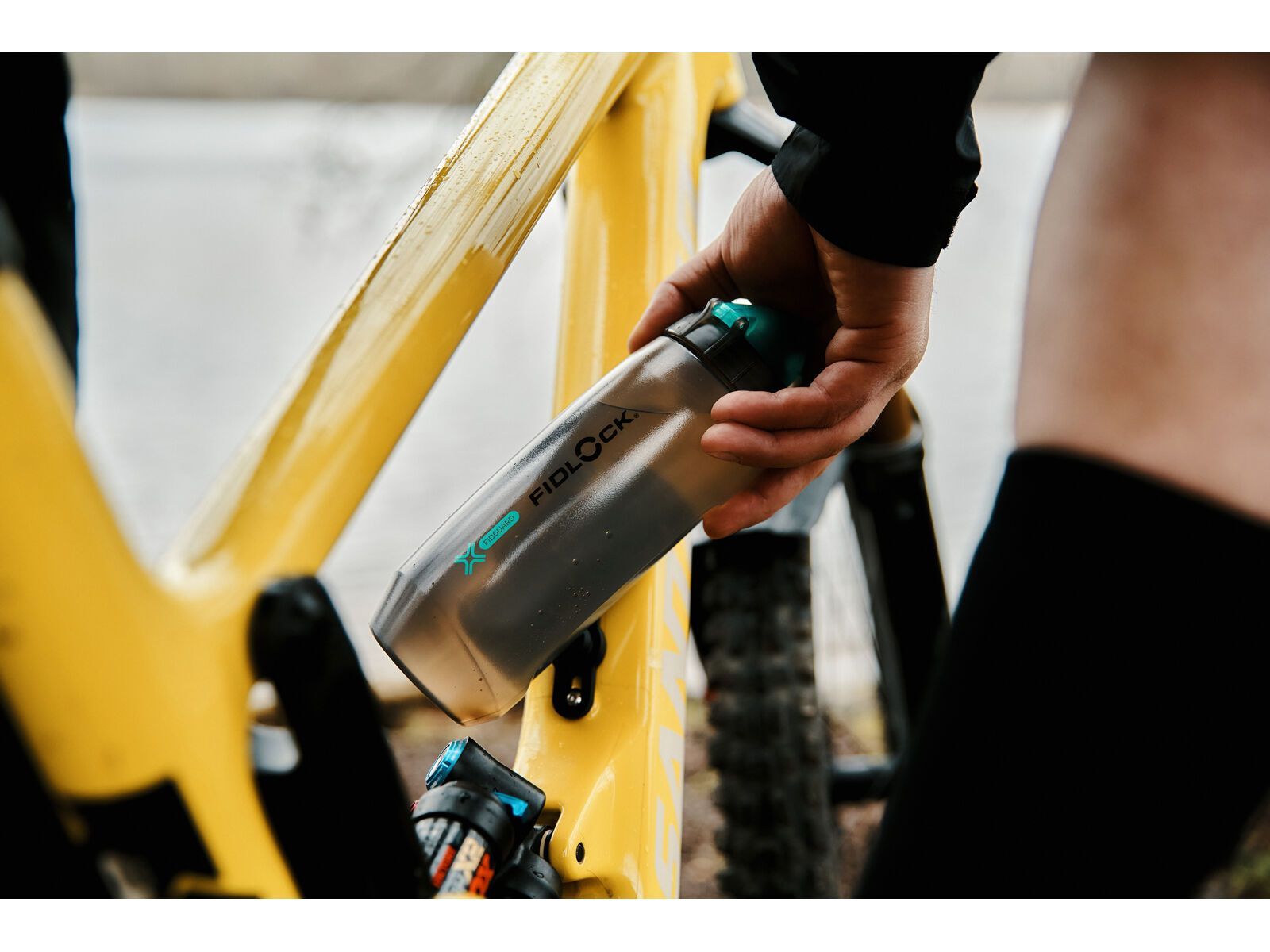 Fidlock Twist Bottle 590 Antibacterial + Bike Base, transparent black - Bild 15