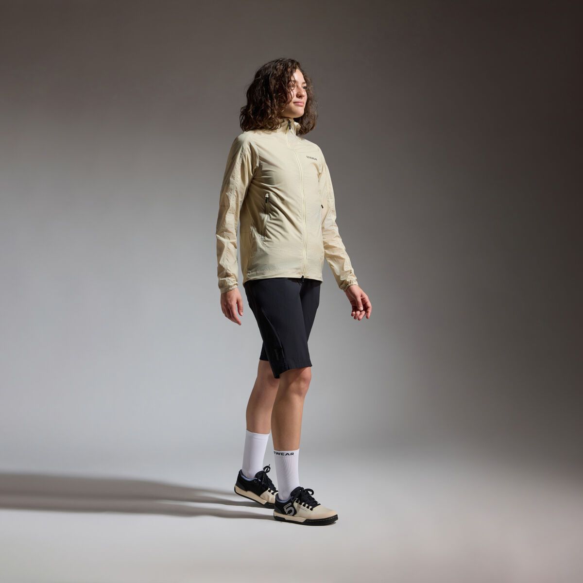 GOREWEAR Fernflow Haze Windbreaker mit Kapuze Damen, arrow tech beige/lab gray - Bild 7