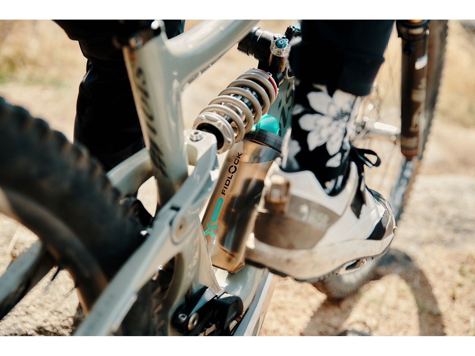 Fidlock Twist Bottle 590 Antibacterial + Bike Base, transparent black - Bild 10