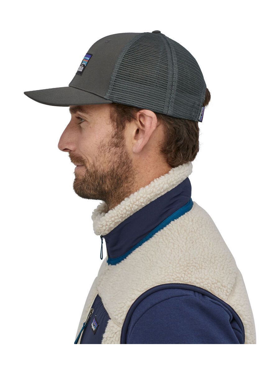 Patagonia P-6 Logo Trucker Hat, forge grey - Bild 5