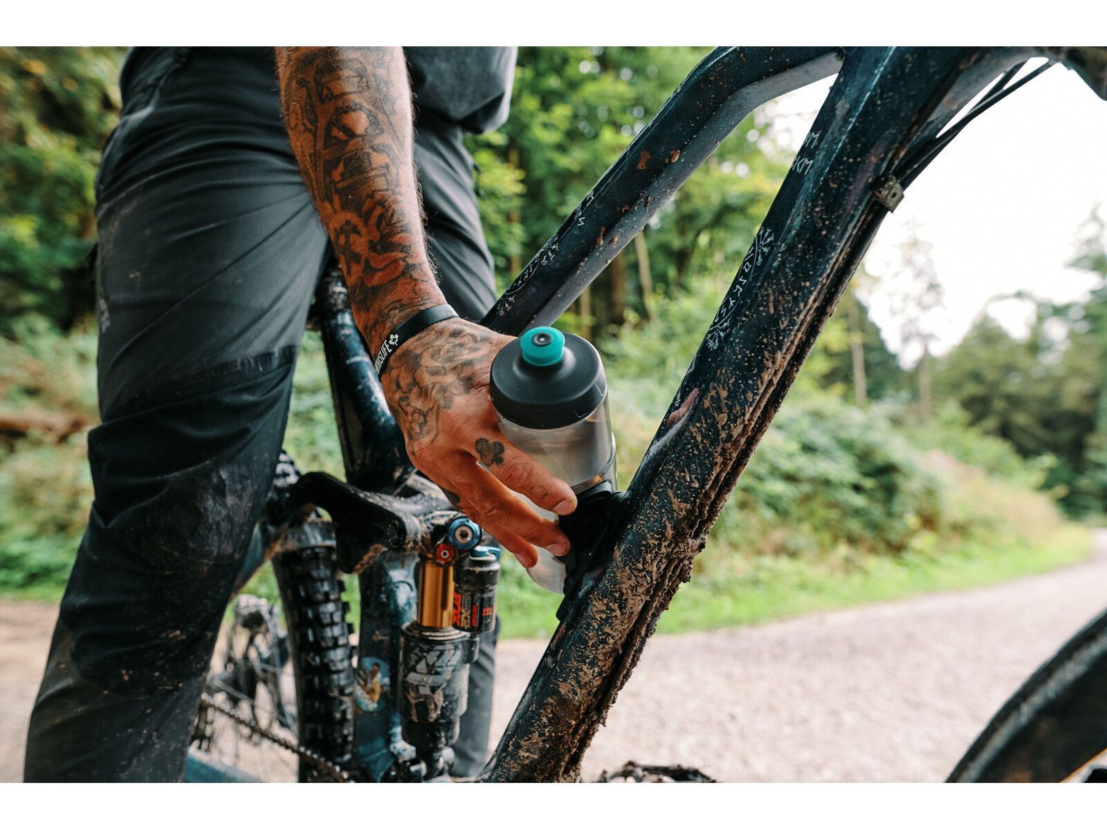 Fidlock Twist Bottle 600 Antibacterial + Bike Base, transparent black/light green - Bild 9