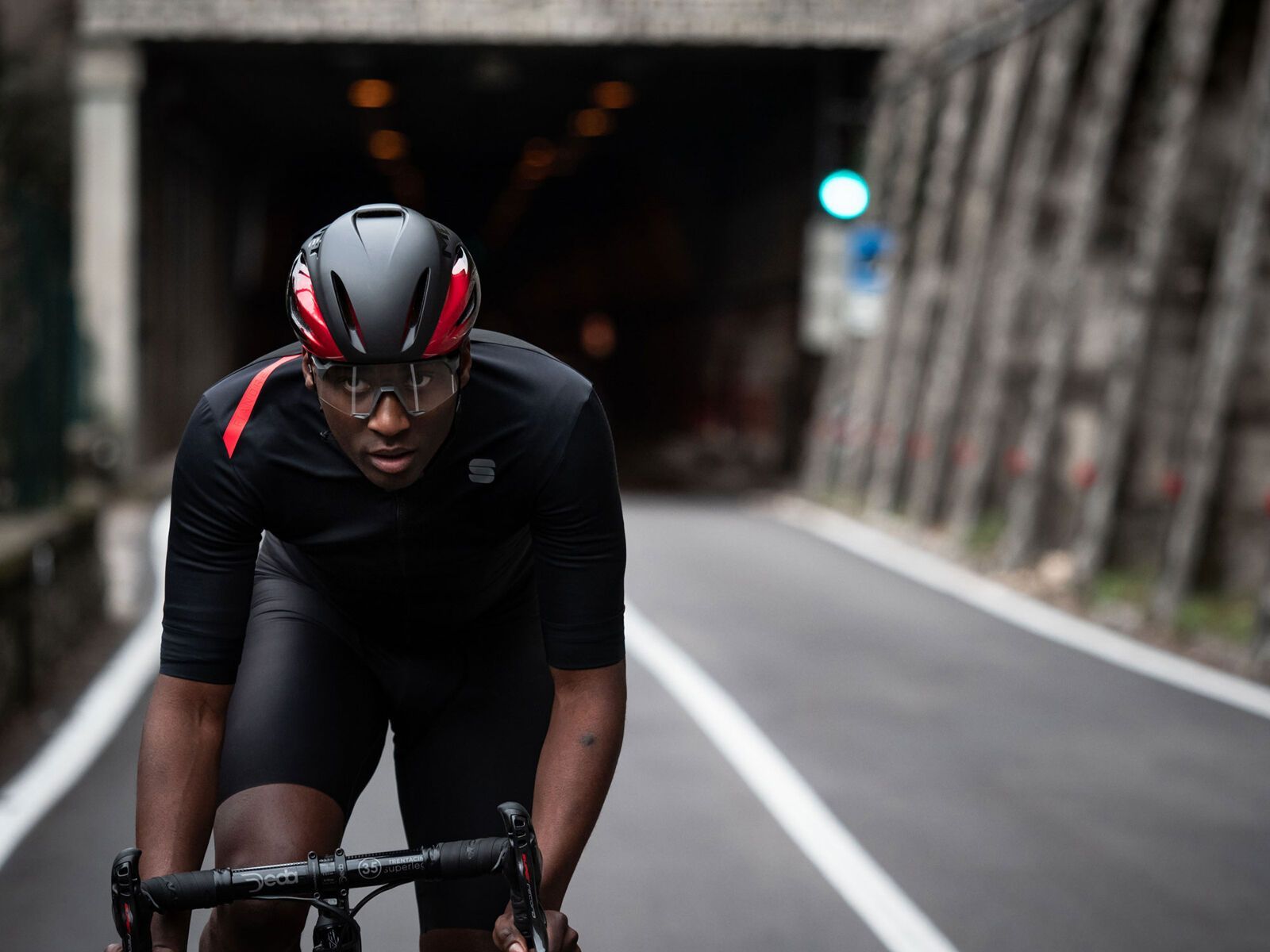 MET Manta MIPS Tadej Pogačar Blačk Edition - Bild 20