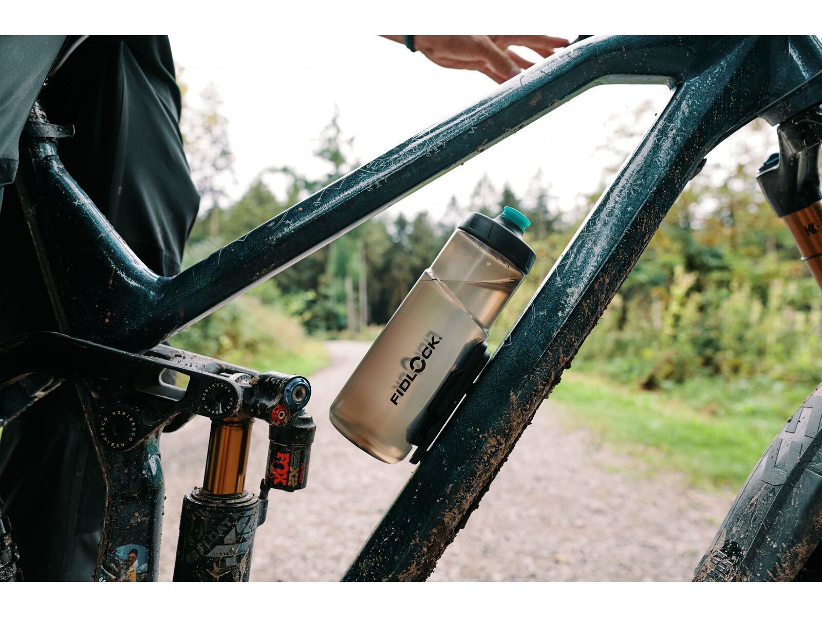 Fidlock Twist Bottle 600 Antibacterial + Bike Base, transparent black/light green - Bild 8