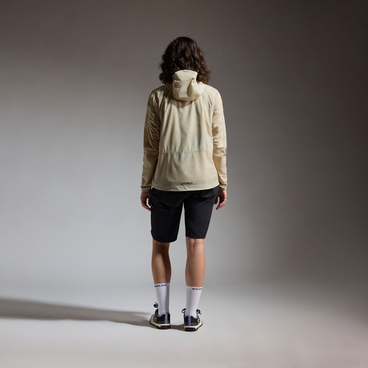 GOREWEAR Fernflow Haze Windbreaker mit Kapuze Damen, arrow tech beige/lab gray - Bild 6