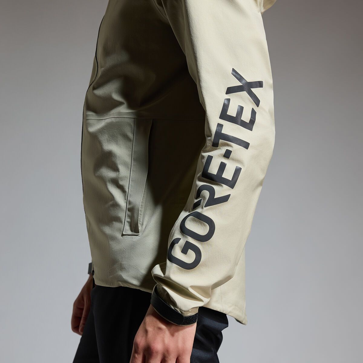 GOREWEAR Lupra 2.0 Gore-Tex Logo Kapuzenjacke Damen, tech beige/black - Bild 8