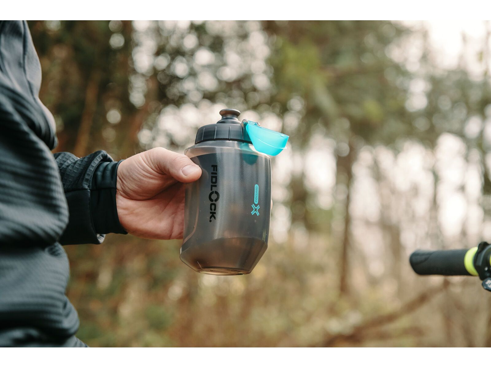 Fidlock Twist Bottle 550 Compact Antibacterial + Bike Base, transparent black/light green - Bild 10