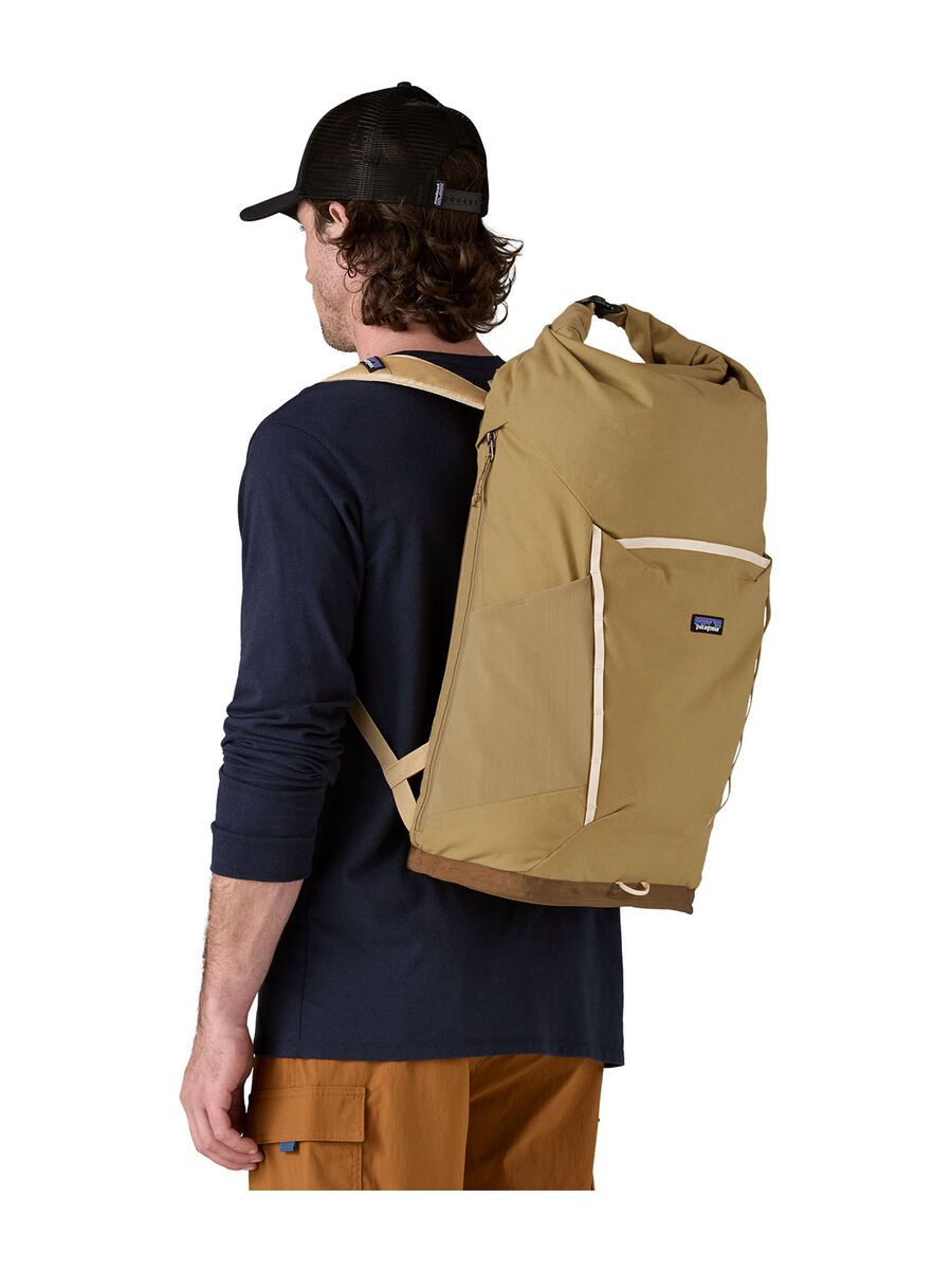 Patagonia Fieldsmith Roll Top Pack 32L, classic tan - Bild 4