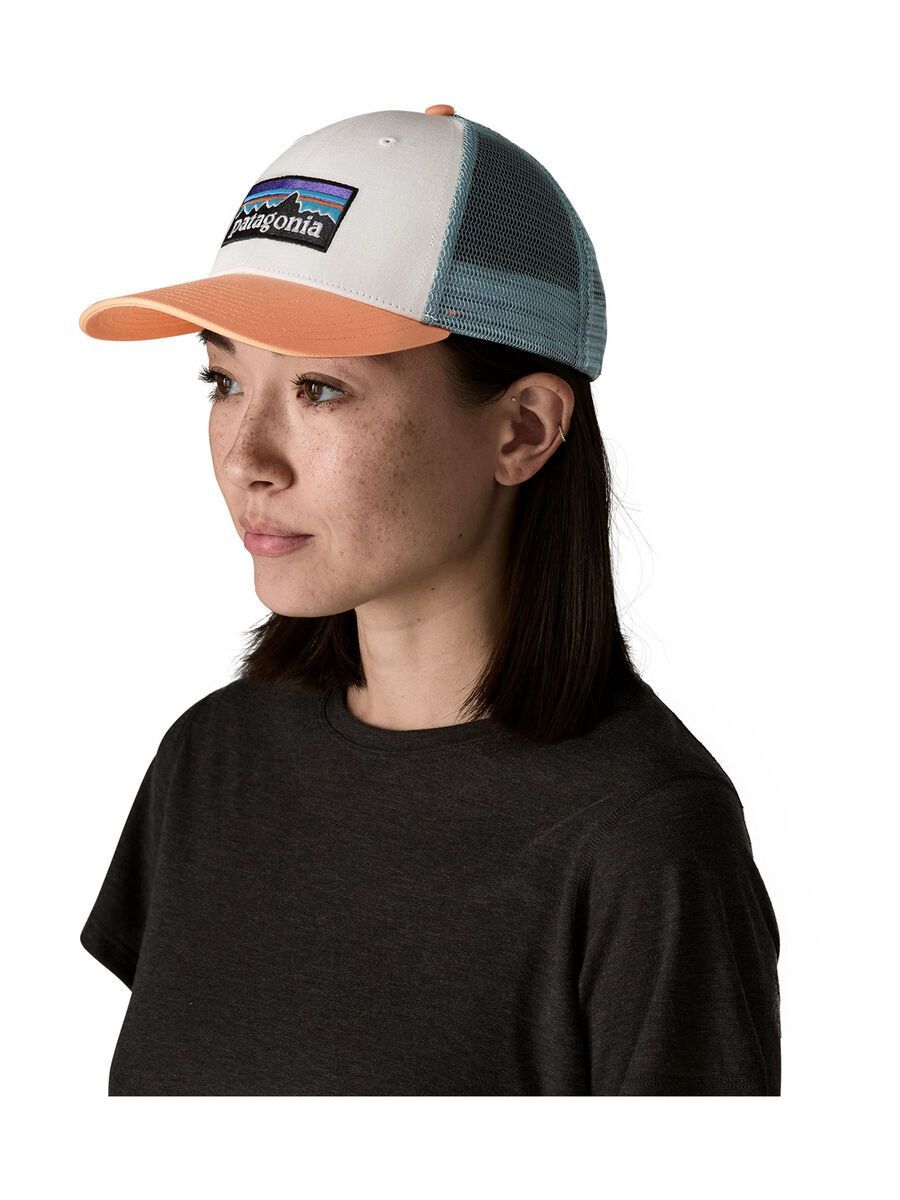 Patagonia P-6 Logo LoPro Trucker Hat, white w/peach sherbet - Bild 2