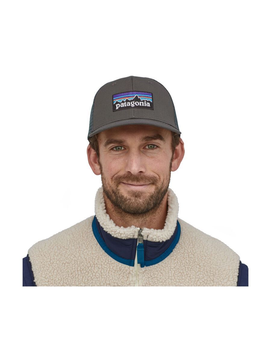 Patagonia P-6 Logo Trucker Hat, forge grey - Bild 3