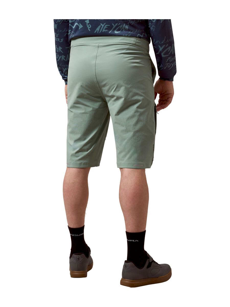 Endura AllTrack Ride Übershorts, sage green - Bild 4