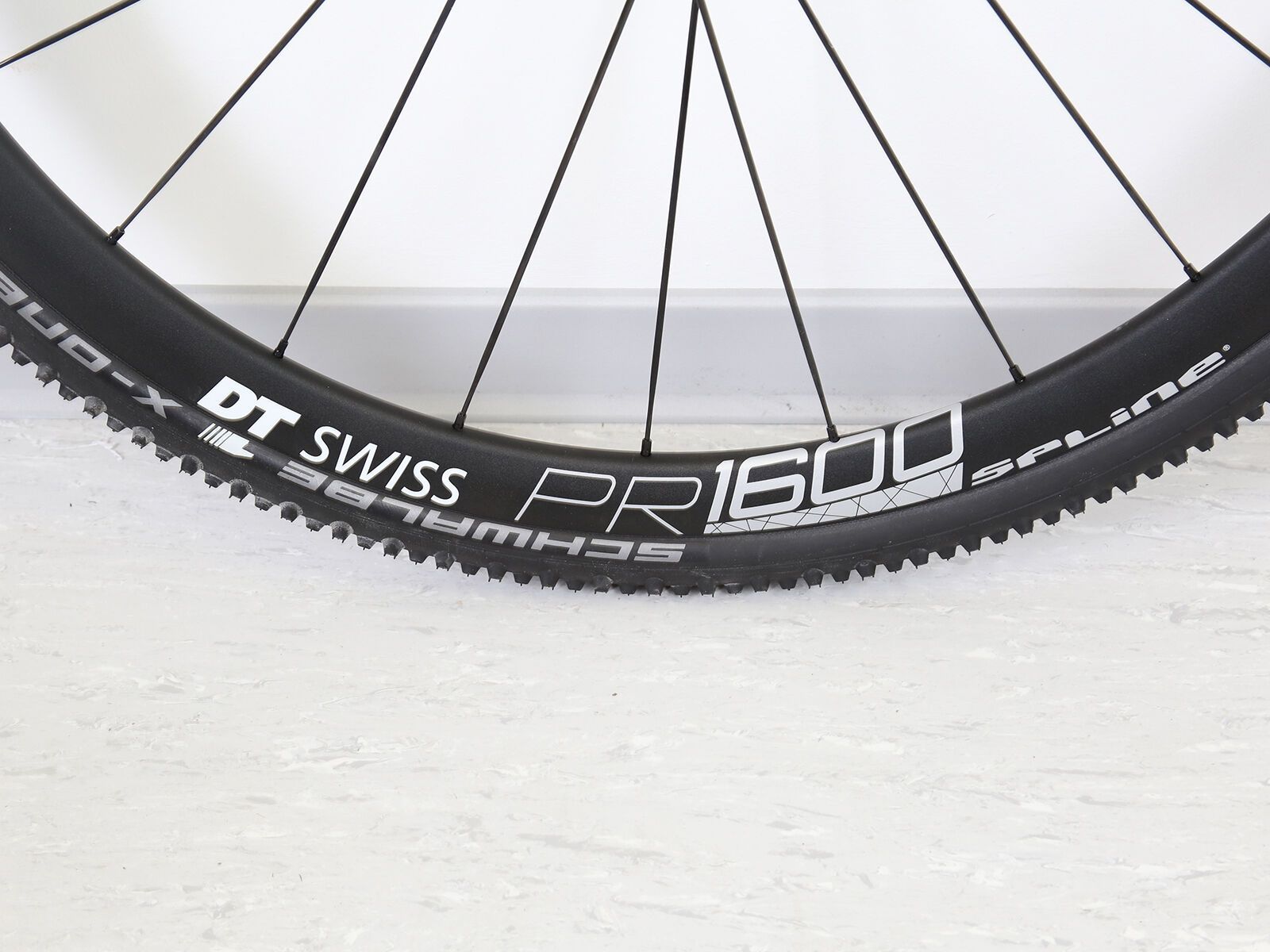 DT Swiss PR 1600 Spline 32 DB Center Lock & Reifen B-Ware
