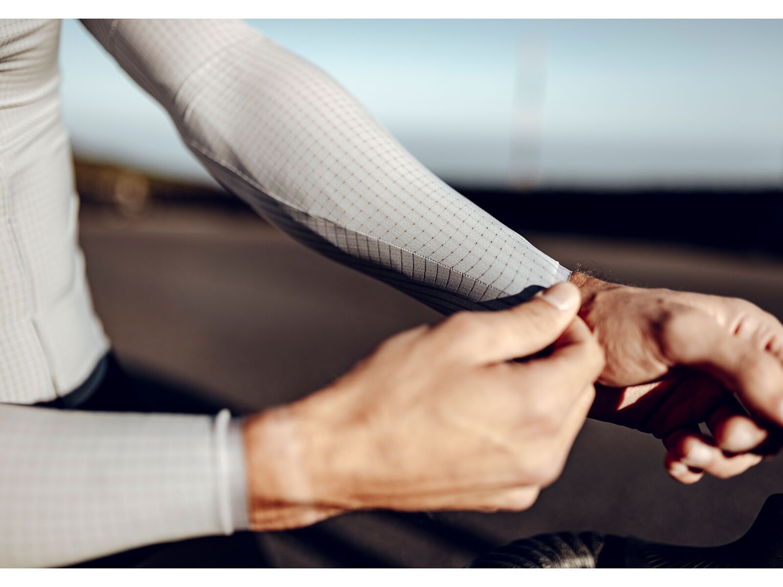 Q36.5 Dottore Pro UV Arm Protector, ice grey - Bild 3