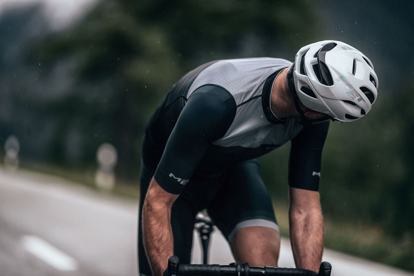 MET Rivale MIPS, white holographic/glossy - Bild 7