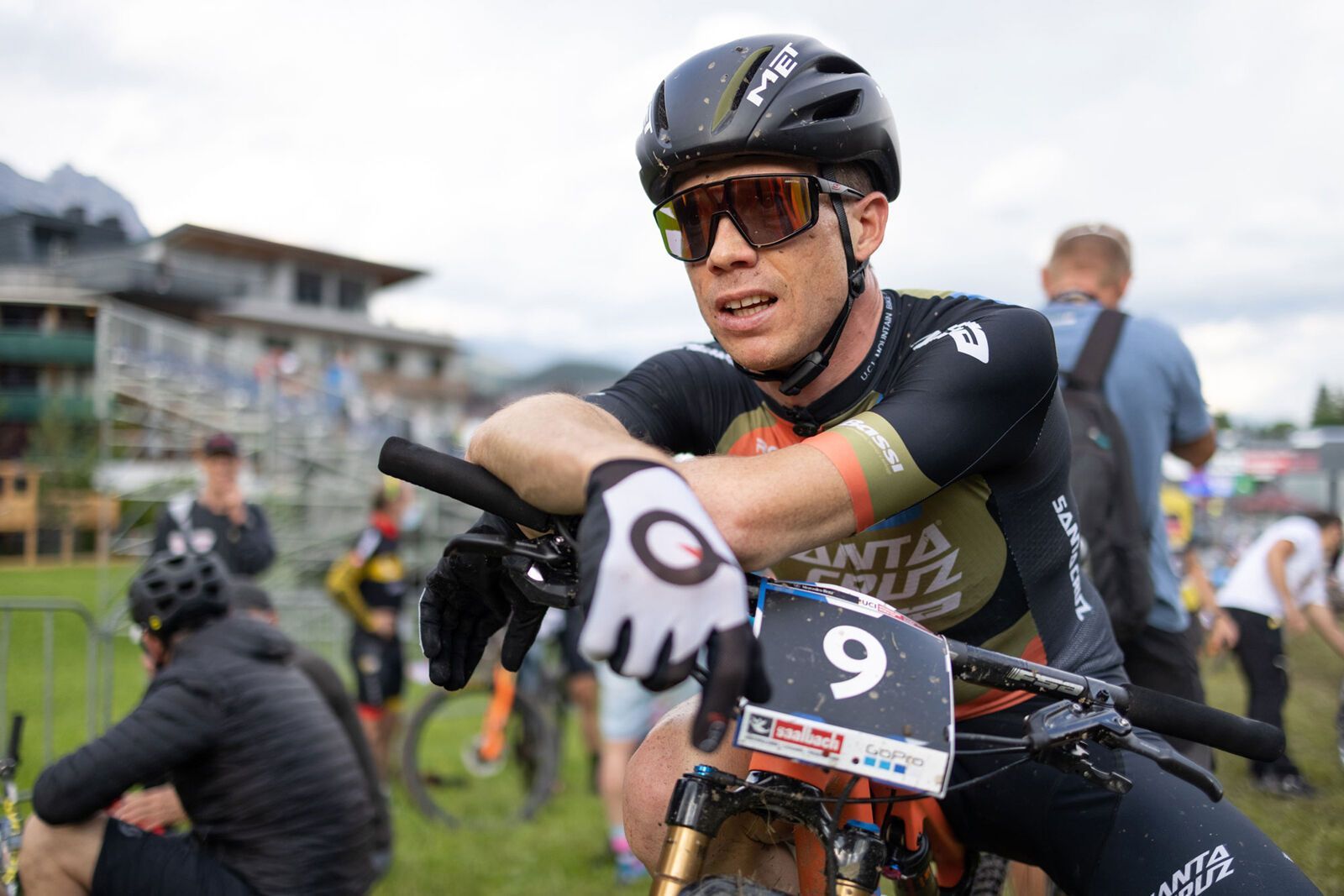 MET Manta MIPS Tadej Pogačar Blačk Edition - Bild 13