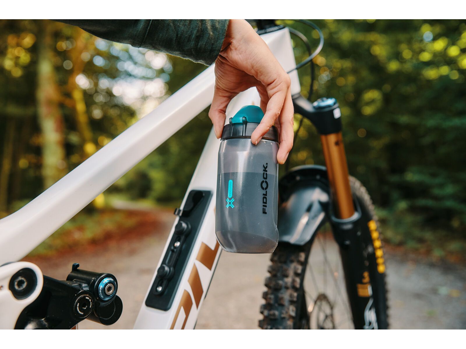 Fidlock Twist Bottle 450 Antibacterial + Bike Base, transparent black/light green - Bild 25