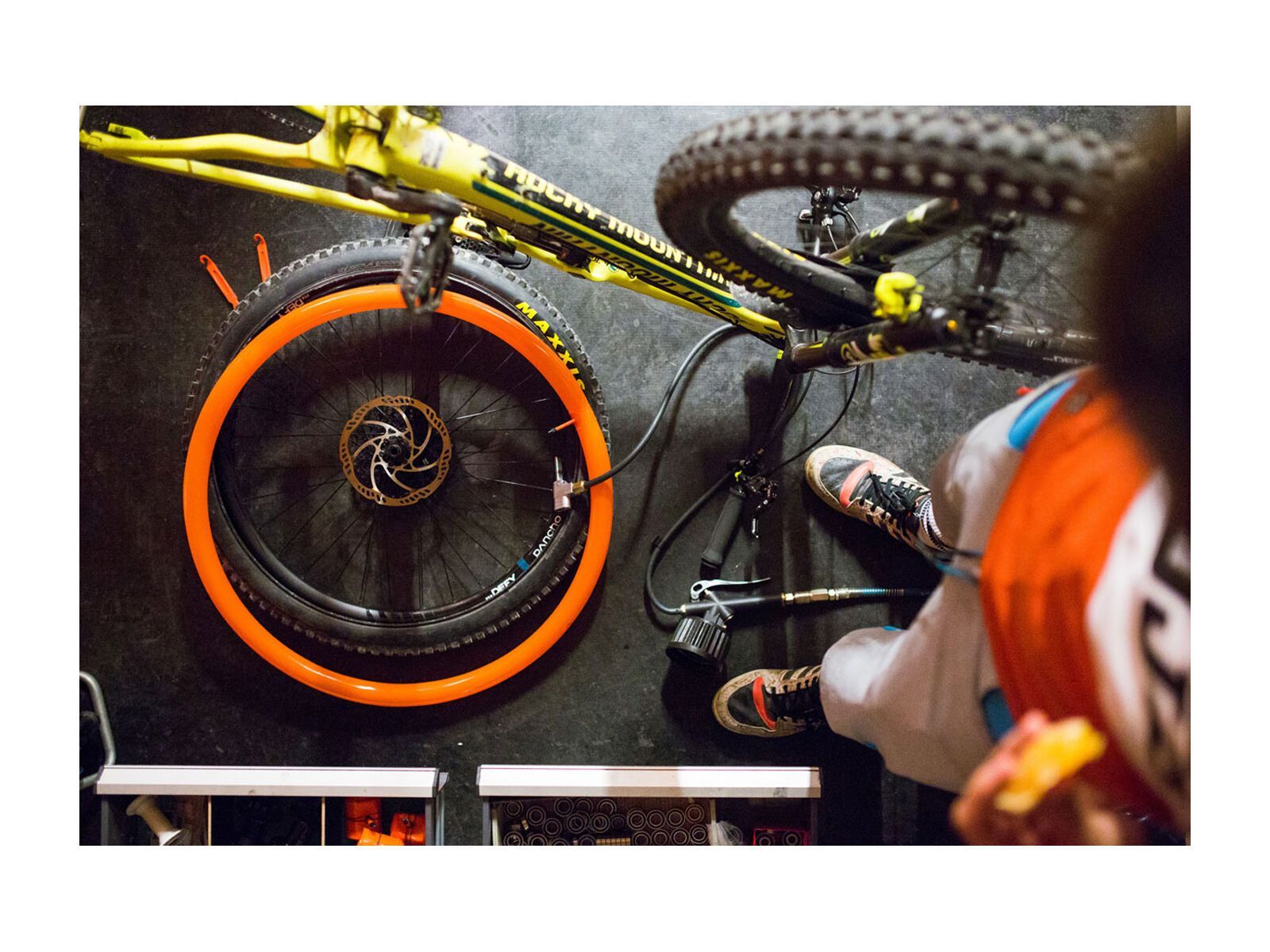 Tubolito S-Tubo MTB - 27.5 x 1.8-2.5, silber/orange - Bild 5