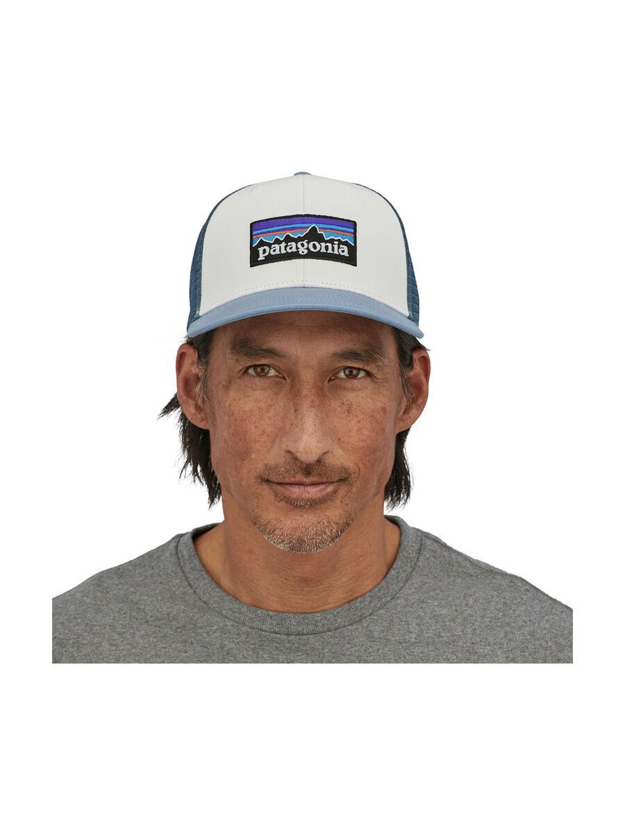 Patagonia P-6 Logo Trucker Hat, white w/light plume grey - Bild 2
