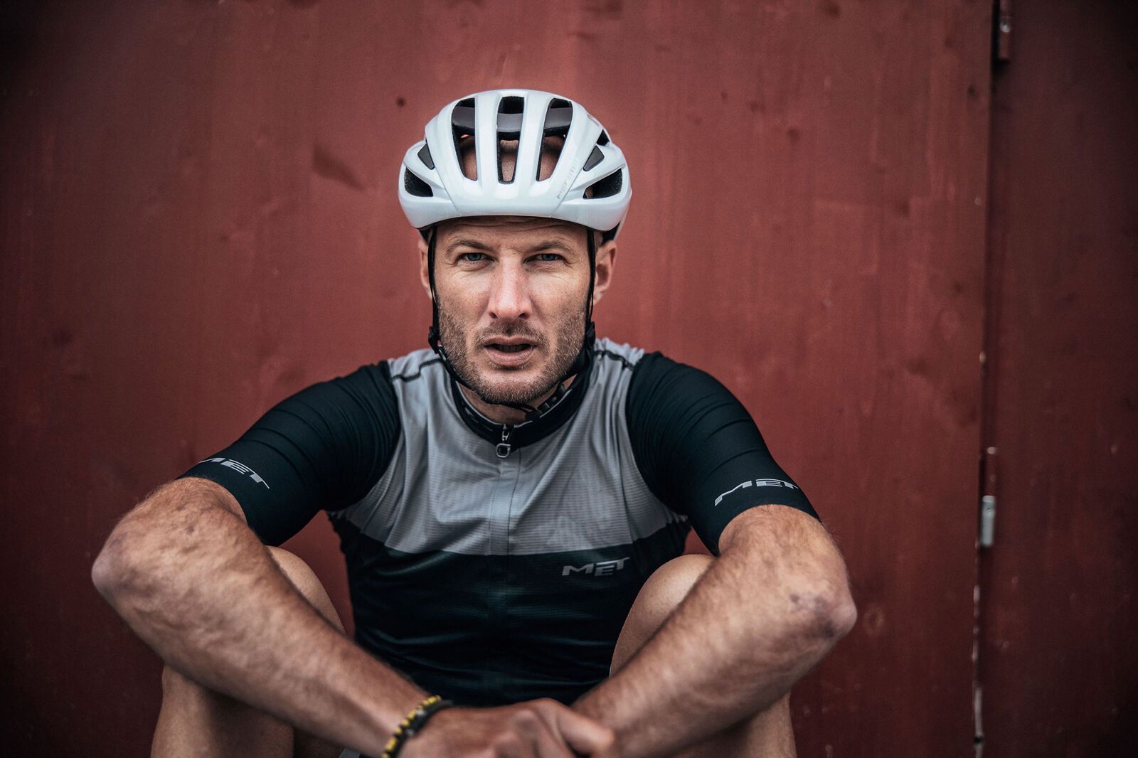 MET Rivale MIPS, white holographic/glossy - Bild 8