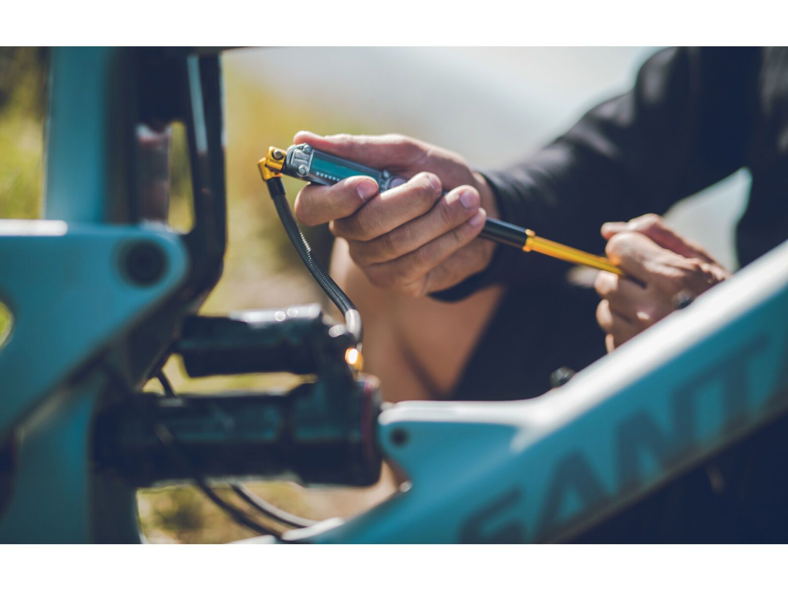 Lezyne Digital Shock Drive, black/gold - Bild 4