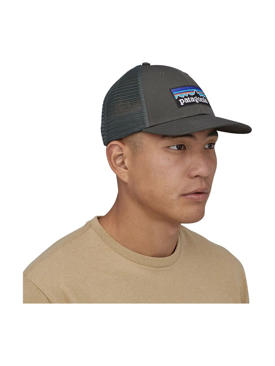 Patagonia P-6 Logo LoPro Trucker Hat, forge grey - Bild 5