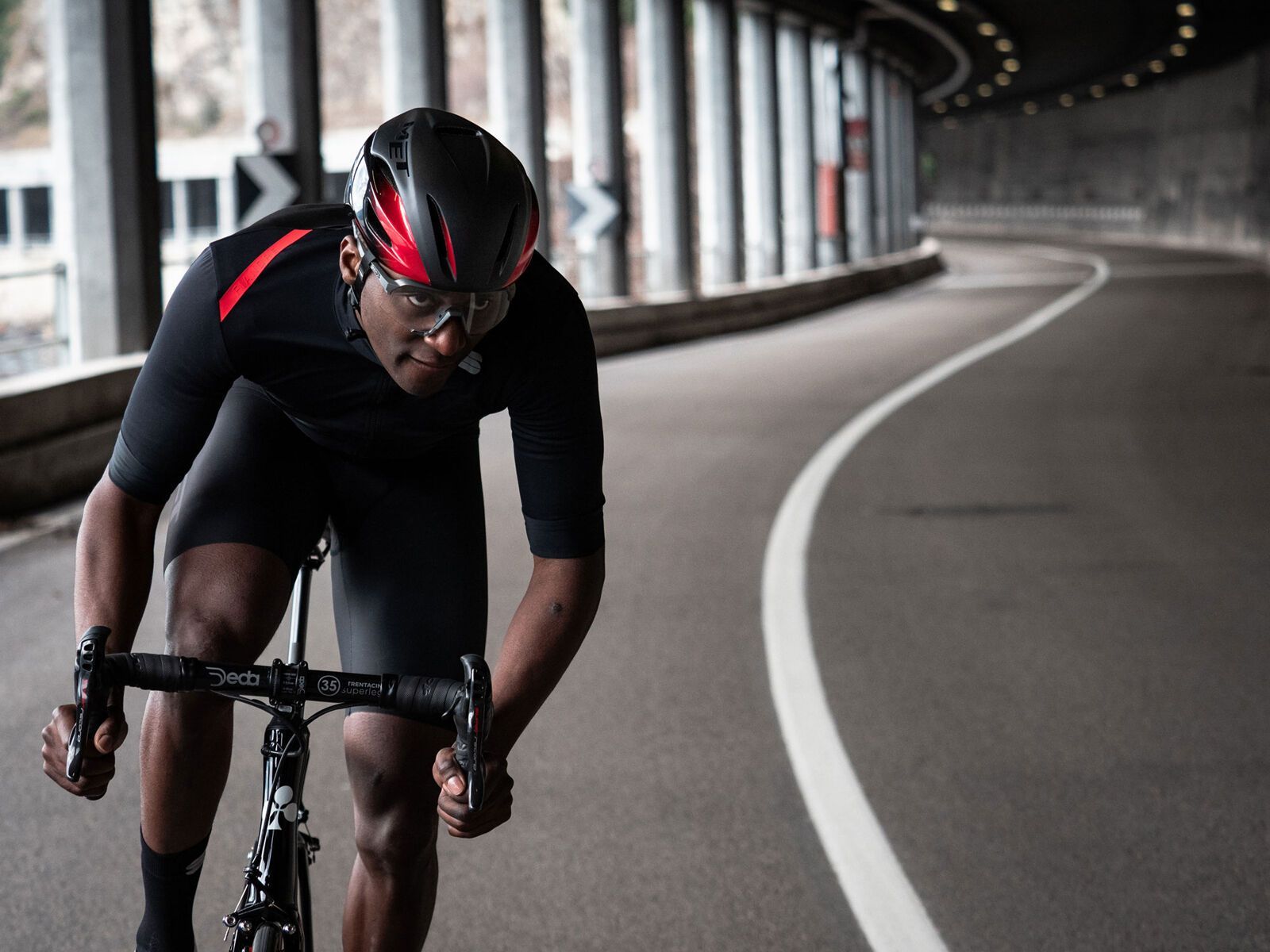 MET Manta MIPS Tadej Pogačar Blačk Edition - Bild 23