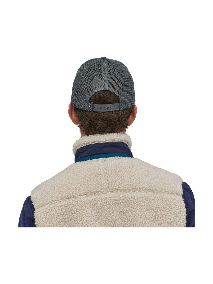 Patagonia P-6 Logo Trucker Hat, forge grey - Bild 4