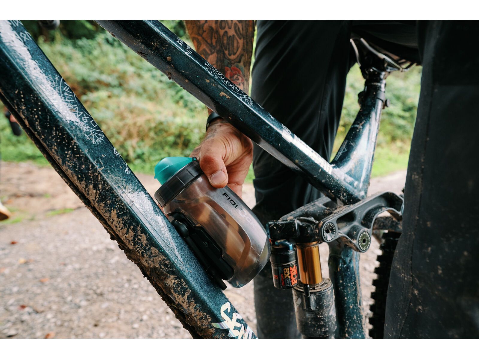 Fidlock Twist Bottle 450 Antibacterial + Bike Base, transparent black/light green - Bild 8