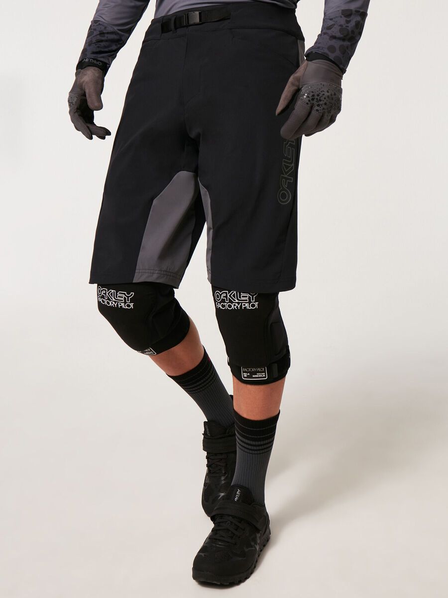 Oakley Seeker '75 Short, blackout - Bild 11